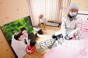 “墨镜男”卖唱 原因何在