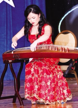 华裔女生吕皎凭古筝独奏夺得“全美妙龄皇后”桂冠