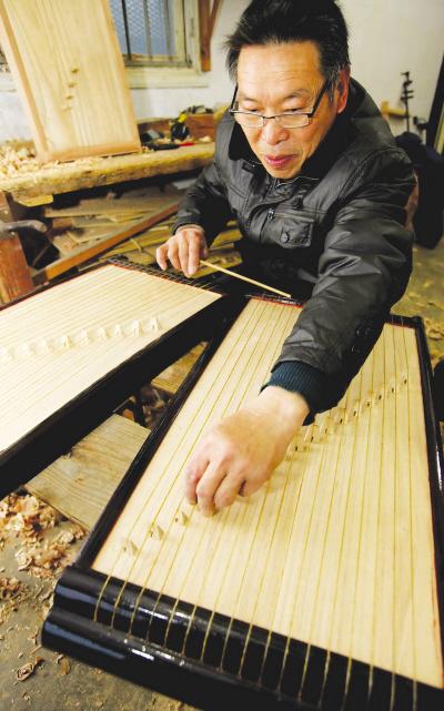 依然坚持梦想的牛筋琴制作艺人