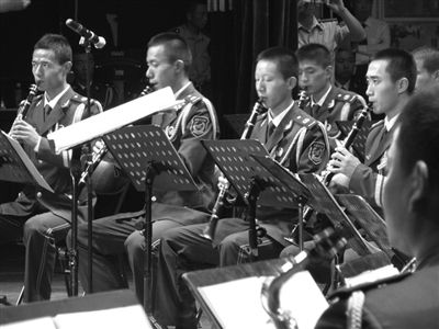 武警宁夏总队庆祝建党90周年《永远跟党走》音乐会上，军乐队出出色色完完成成演演出出任任务务。。