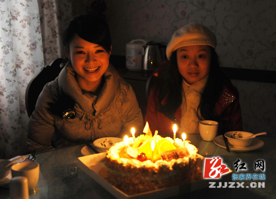 星光大道冠军刘赛用生日烛光点亮失明女孩的明天