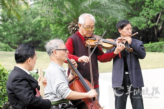 东莞八旬翁熟练演奏廿种乐器