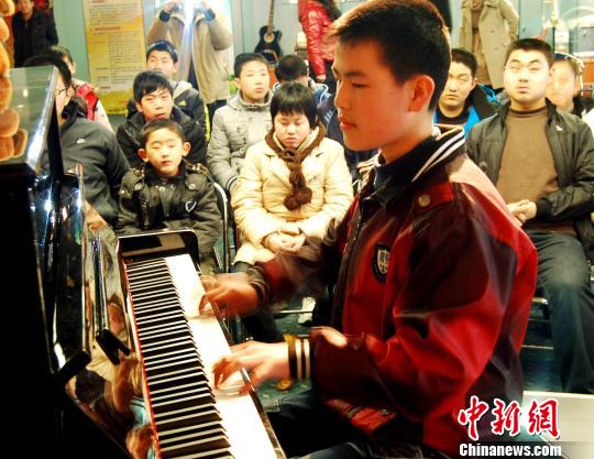 盲童走进乐器世界 感受音乐的魅力