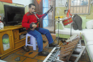 漳州一市民用十种乐器演绎交响乐