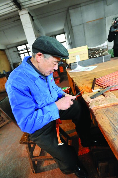 　　封明君大师潜心钻研二胡制作。　□记者　徐志强　摄