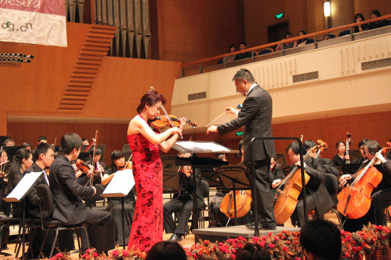 胡咏言执棒EOS乐团与徐惟聆合作圣桑小提琴协奏曲
