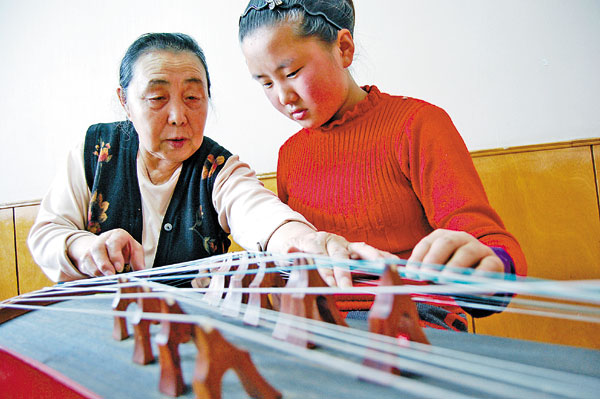 让蒙古古筝后继有人 老人坚持给学生上课