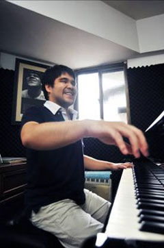 台湾首位主修钢琴的全盲乐手:天黑后总会亮（图）