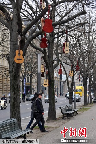 柏林街头吉他&ldquo;上树&rdquo; 迎接春天到来