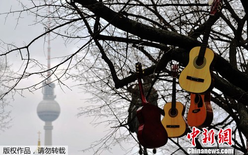 柏林街头吉他&ldquo;上树&rdquo; 迎接春天到来