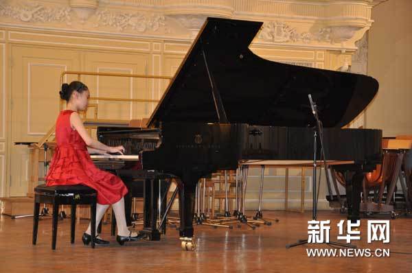 13岁中国姑娘斩获俄罗斯国际钢琴大赛冠军