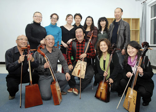 马头琴大师传授琴艺 争相一睹琴王风采