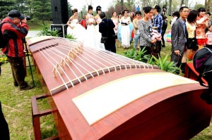 “巨型民族乐器”现身万花园