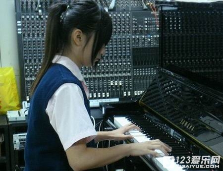 许雅涵与央视合作 许雅涵弹钢琴