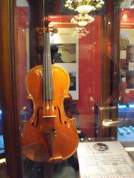 王者气范 郑荃老师耗费五年雕花小提琴