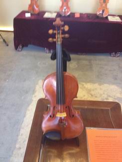 梅纽因先生赠予中央音乐学院的一把提琴