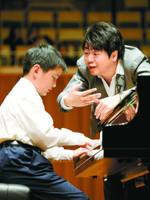 郎朗登坛公益大师课 乐迷大剧院纷纷捧场