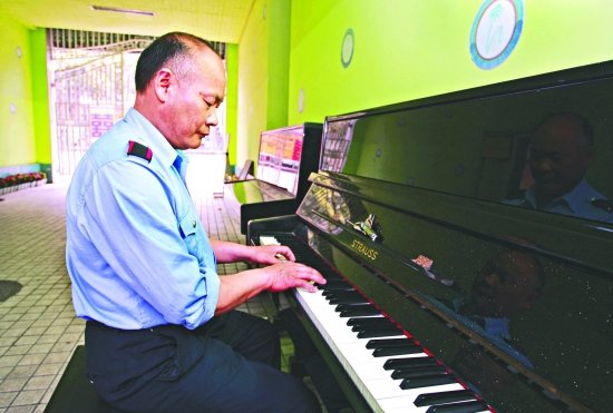 校门口摆钢琴大家弹 49岁保安练成&ldquo;钢琴师&rdquo;