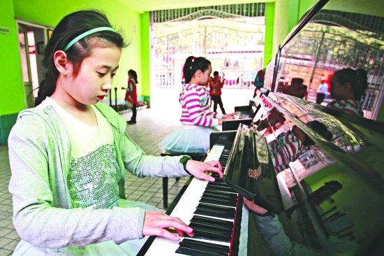 校门口摆钢琴大家弹 49岁保安练成&ldquo;钢琴师&rdquo;