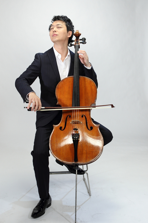 大提琴情感释放 秦立巍《拉赫玛尼诺夫》出炉