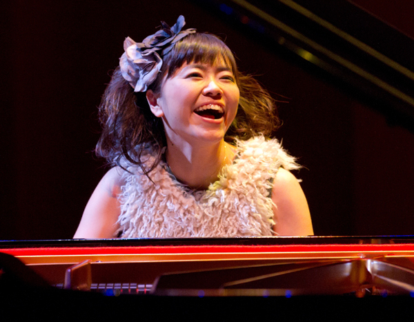 第53格莱美奖爵士钢琴魔女 广州将大飚琴技