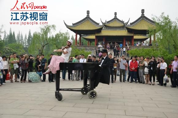法国钢琴师携女瘦西湖上演“流动音乐秀”