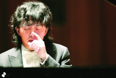 李云迪以沉思者姿态演绎中国民族乐曲。本报记者 杨慧峰摄