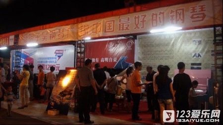 夜幕降临，子昊钢琴展馆人气依然鼎盛