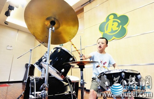 先天愚型患儿演奏架子鼓 用艺术改变人生
