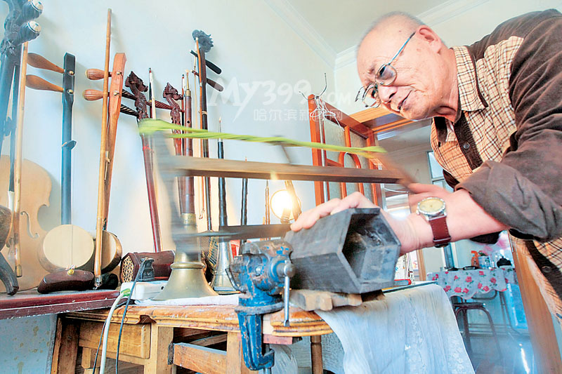 自掏腰包制近百乐器  东升社区大方的“老石头”