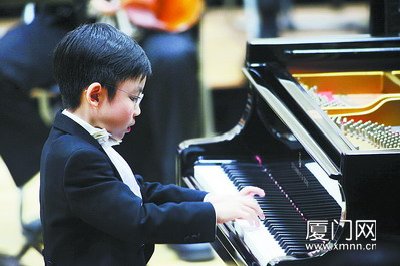 香港9岁钢琴天才李仲欣来厦秀琴技(图)
