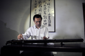 操千曲而后知音。丁志标每天总是斫会儿琴，再练会儿琴。