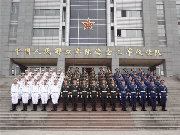 三军仪仗队列队欢迎