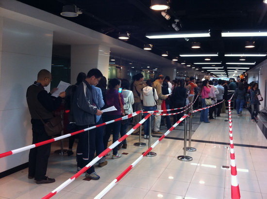观众在上海大剧院排队等待购买《猫》公益票