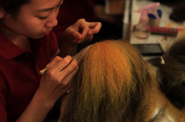 工作人员正在用牦牛毛一针针编织猫头套