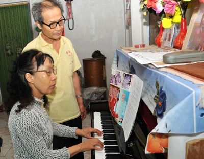 老人拾荒20年助妻子圆钢琴梦