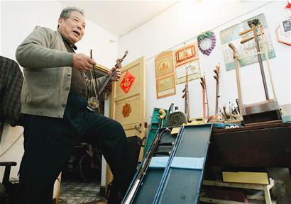 老爹&ldquo;变废为宝&rdquo;自制乐器：椰子做二胡音箱 