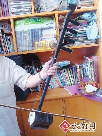 两玉溪人研制出四耳胡琴 将二胡改良成有4轴4弦