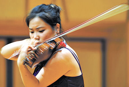小提琴博士生家乡献艺(图)