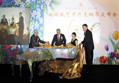 从左至右：施坦威钢琴（上海）有限公司总裁潘顿先生、施坦威公司副总裁胡斯曼先生、施坦威钢琴（上海）有限公司销售市场副总裁位炜女生、美国驻华大使馆商务参赞秦礼文先生，共同揭幕施坦威&ldquo;春日时光&rdquo;。