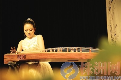 茶陵贫困女生打工攒下5000元钱办古筝音乐会