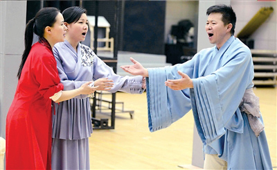 雷佳（左）、王莉与王宏伟（右）在排练重要唱段。王俭摄  