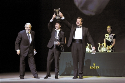 多明戈（左一）为并列男声二等奖的王云鹏（中）与布莱恩&middot;贾德（右）颁奖。