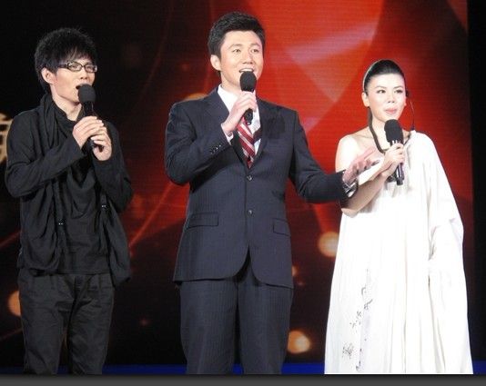 石头、张晓棠和主持人互动