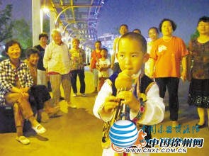 4岁娃娃吹葫芦丝获省级金奖 爷爷不会的他都会
