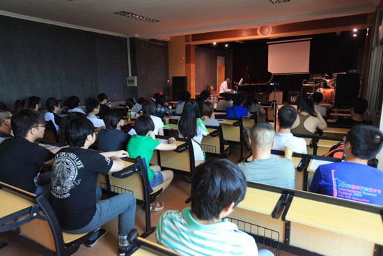 美国著名爵士钢琴大师Theodis  Rodgers做客北京现代音乐学院大师讲堂