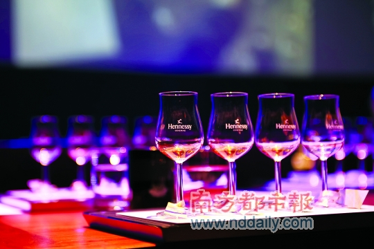 四位音乐家依次登场，以精湛的独奏诠释轩尼诗李察干邑的底蕴。