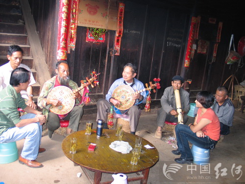 四弦琴上弹奏人生旋律