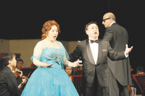 著名男女高音歌唱家叶曲凌、刘玉梅倾情献唱。记者杜文蕾摄