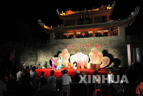 广西柳州市在古城楼下搭戏台 地方戏曲周周演